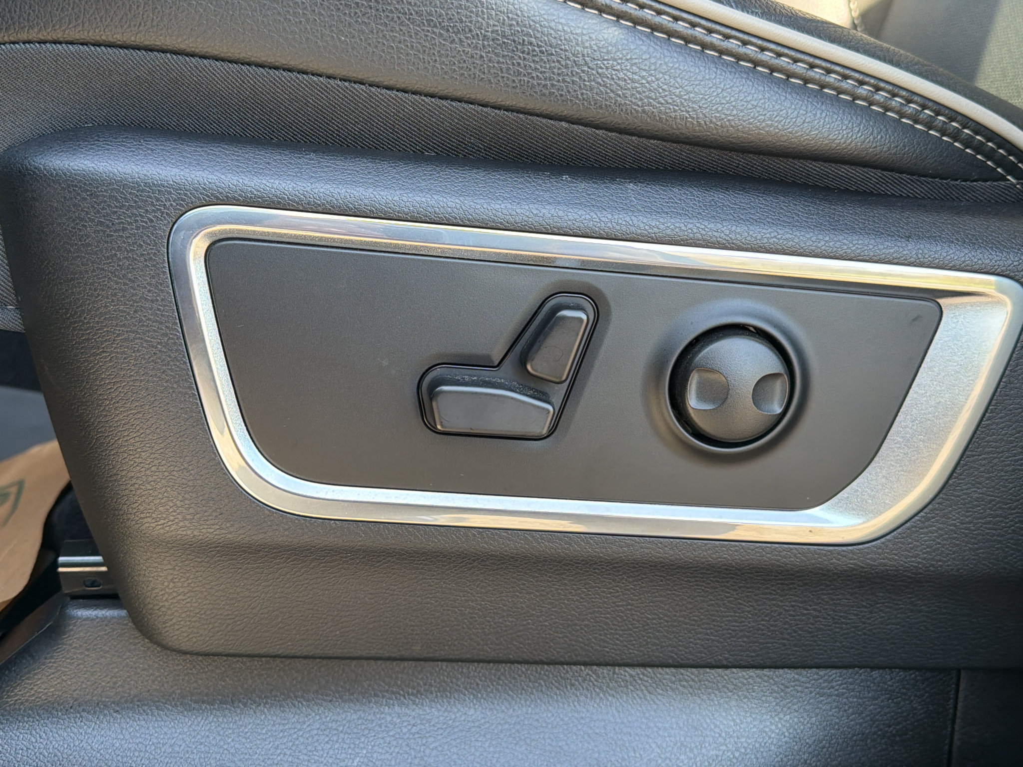 Used 2025 RAM 1500 Laramie w/ Night Edition AWD/4WD image 16
