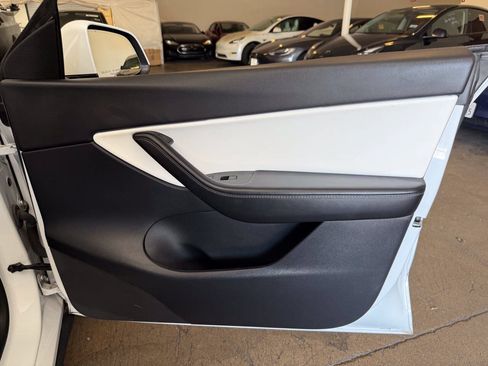 Used 2021 Tesla Model Y Long Range AWD/4WD image 36