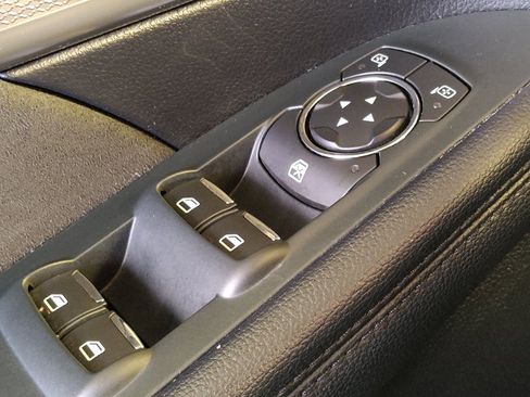Used 2018 Ford Explorer XLT w/ Equipment Group 202A FWD image 27