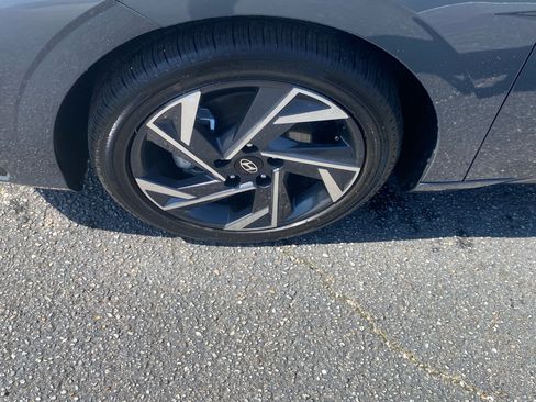 Used 2025 Hyundai Elantra SEL image 15