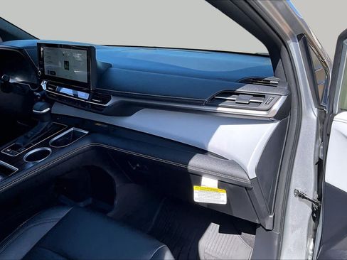 Used 2025 Toyota Sienna XSE FWD image 18