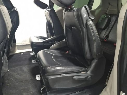 Used 2022 Chrysler Pacifica Touring-L FWD image 9