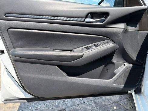 Used 2025 Nissan Altima 2.5 SV FWD image 12