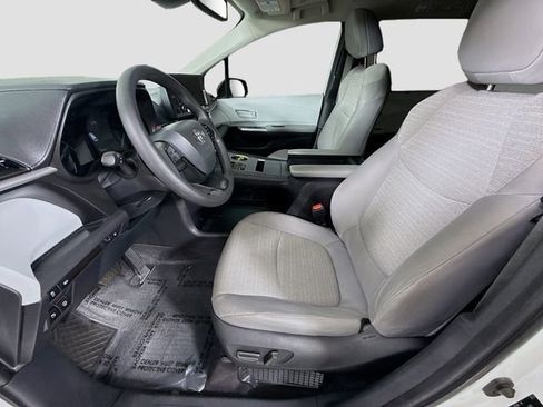 Used 2025 Toyota Sienna LE w/ LE Plus Package image 19