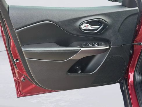 Used 2019 Jeep Cherokee Latitude w/ Cold Weather Group image 24