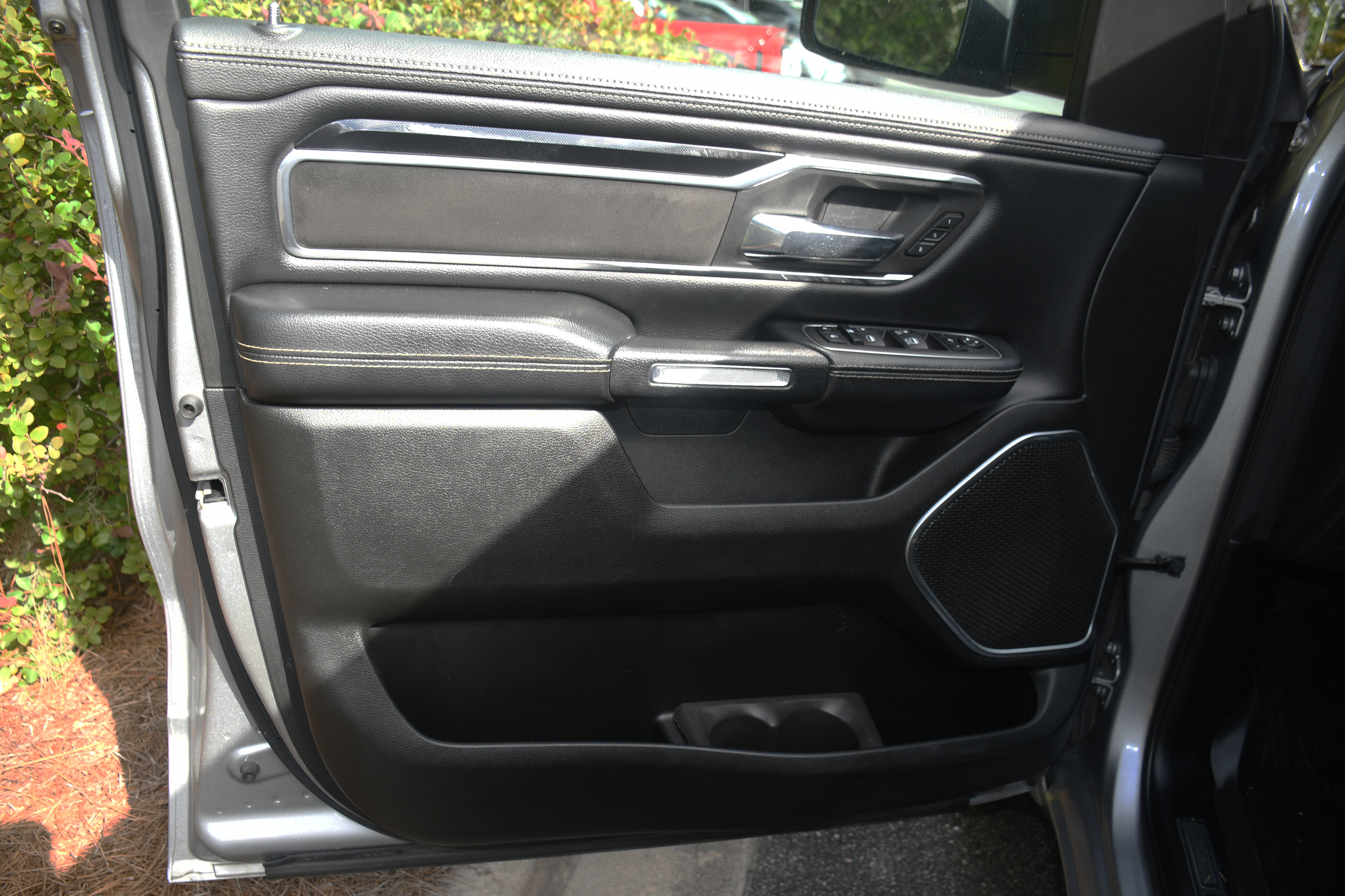 Used 2022 RAM 1500 Laramie w/ Sport Appearance Package AWD/4WD image 9
