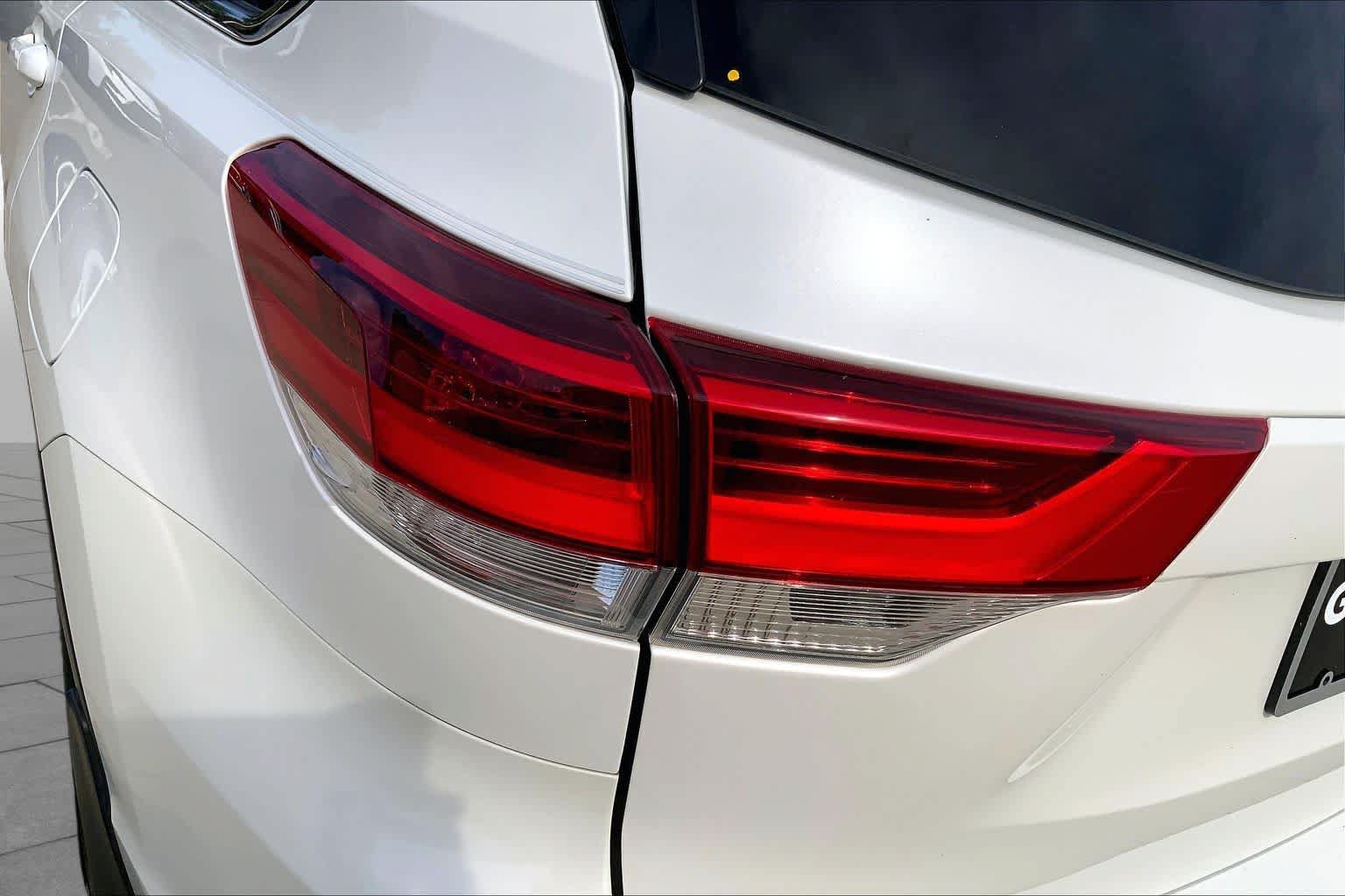 Used 2019 Toyota Highlander XLE AWD/4WD image 28