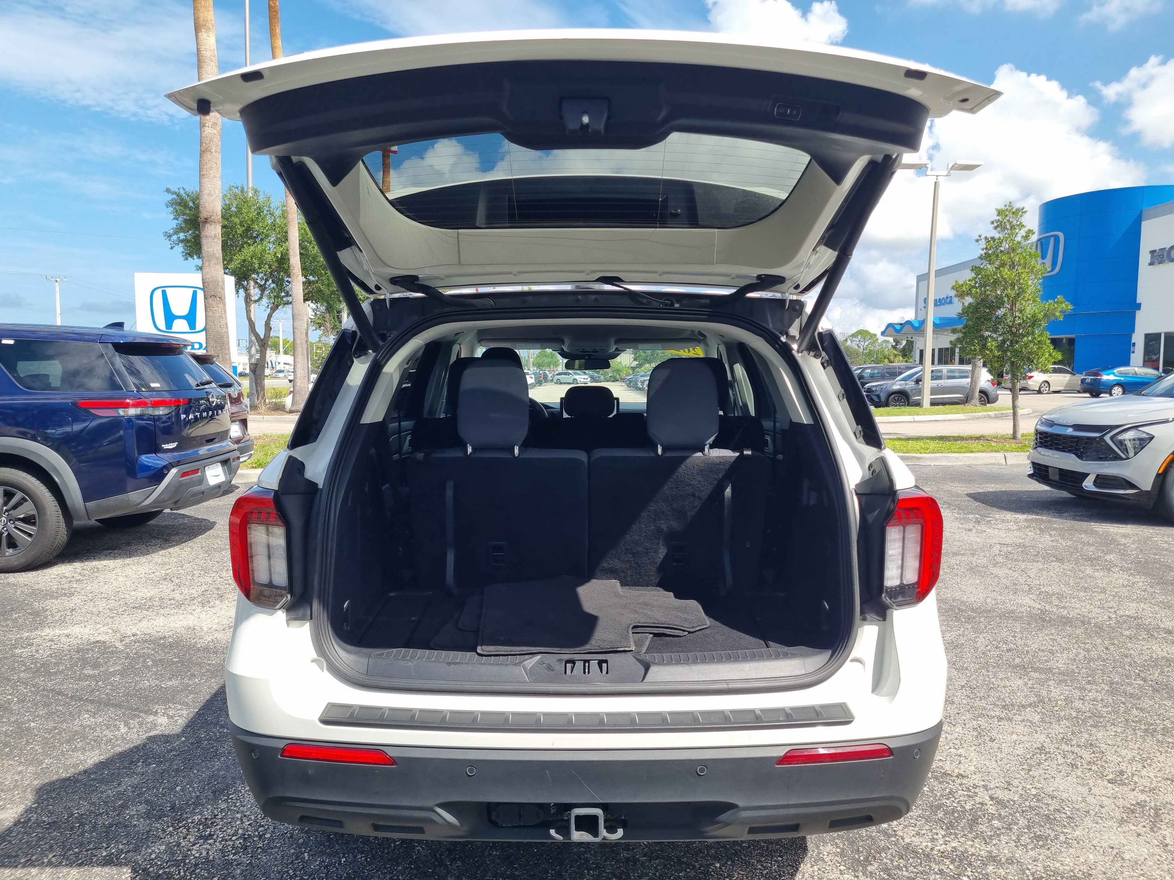 Used 2025 Ford Explorer Active AWD/4WD image 12
