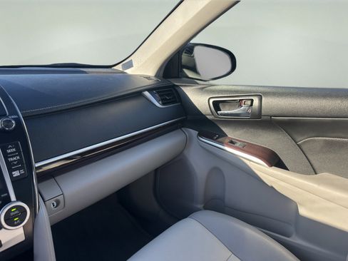 Used 2014 Toyota Camry XLE image 16