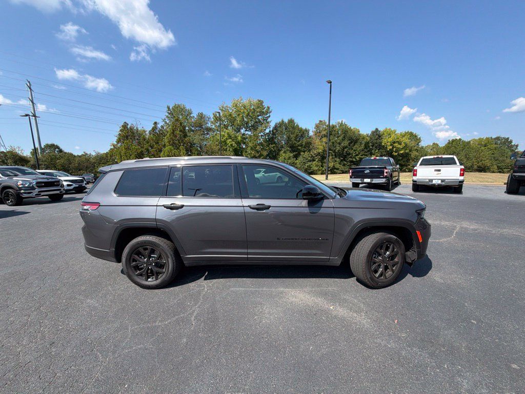 Used 2025 Jeep Grand Cherokee L Altitude AWD/4WD image 18