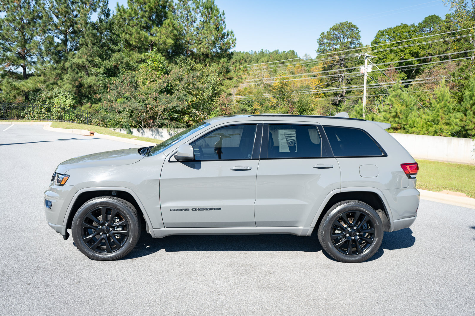 Used 2020 Jeep Grand Cherokee Altitude AWD/4WD image 5