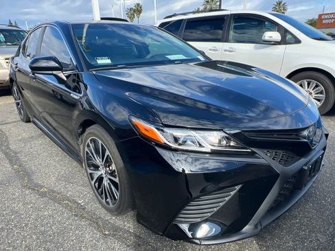 Used 2018 Toyota Camry SE FWD image 3
