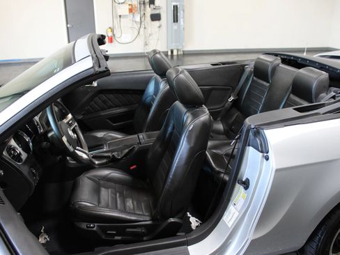 Used 2010 Ford Mustang GT RWD image 33