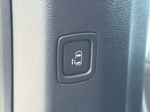 Used 2024 Kia Carnival LX FWD image 19