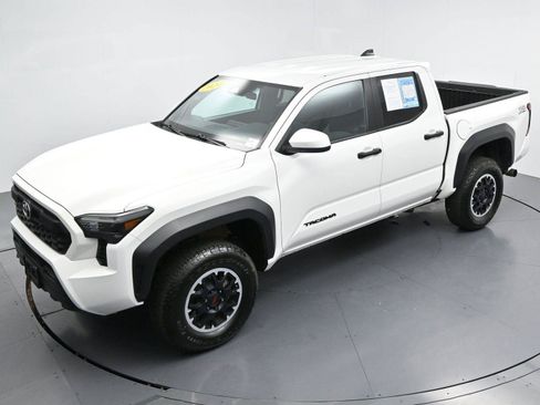 Used 2024 Toyota Tacoma TRD Off-Road AWD/4WD image 38