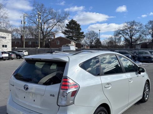 Used 2017 Toyota Prius V Five image 7