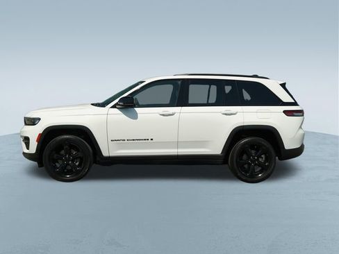 Used 2023 Jeep Grand Cherokee Altitude AWD/4WD image 4