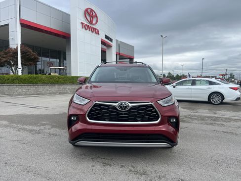 Used 2023 Toyota Highlander Platinum image 2