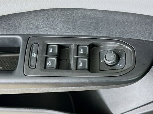 Used 2023 Volkswagen Taos SE w/ Panoramic Sunroof Package image 15