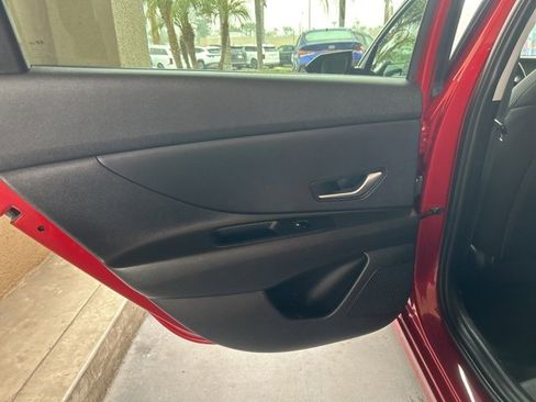 Certified 2025 Hyundai Elantra SE image 19