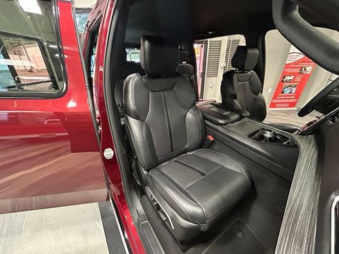 Used 2024 Jeep Wagoneer L Series II w/ Flexible Seating Group AWD/4WD image 4