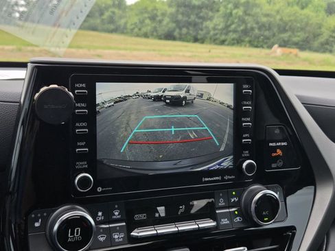 Used 2022 Toyota Highlander XLE FWD image 21