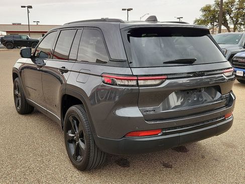 Used 2024 Jeep Grand Cherokee Limited w/ Black Appearance Package image 3