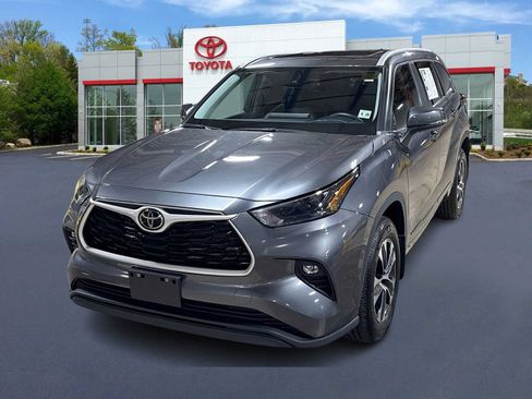 Used 2023 Toyota Highlander XLE AWD/4WD image 1