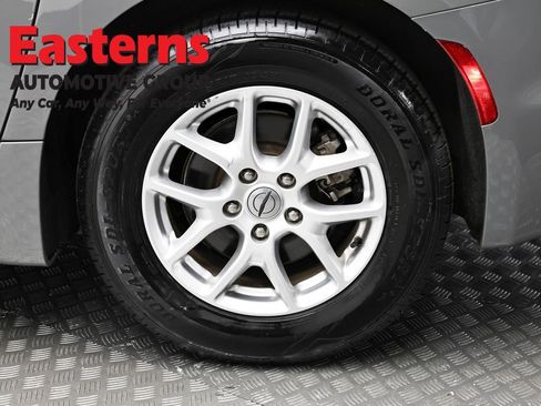 Used 2023 Chrysler Pacifica Touring-L FWD image 8