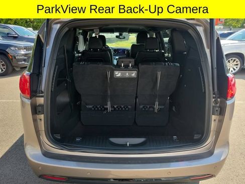 Used 2018 Chrysler Pacifica Touring-L w/ Premium Audio Group FWD image 28