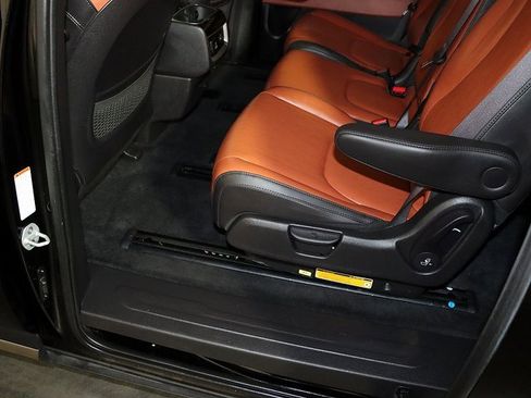 Used 2023 Kia Carnival SX image 30