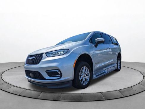 Used 2023 Chrysler Pacifica Touring-L FWD image 10