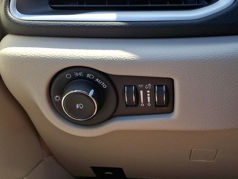 Certified 2023 Chrysler Pacifica Touring-L FWD image 23