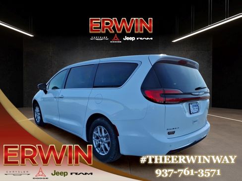 Used 2024 Chrysler Pacifica Touring-L FWD image 5