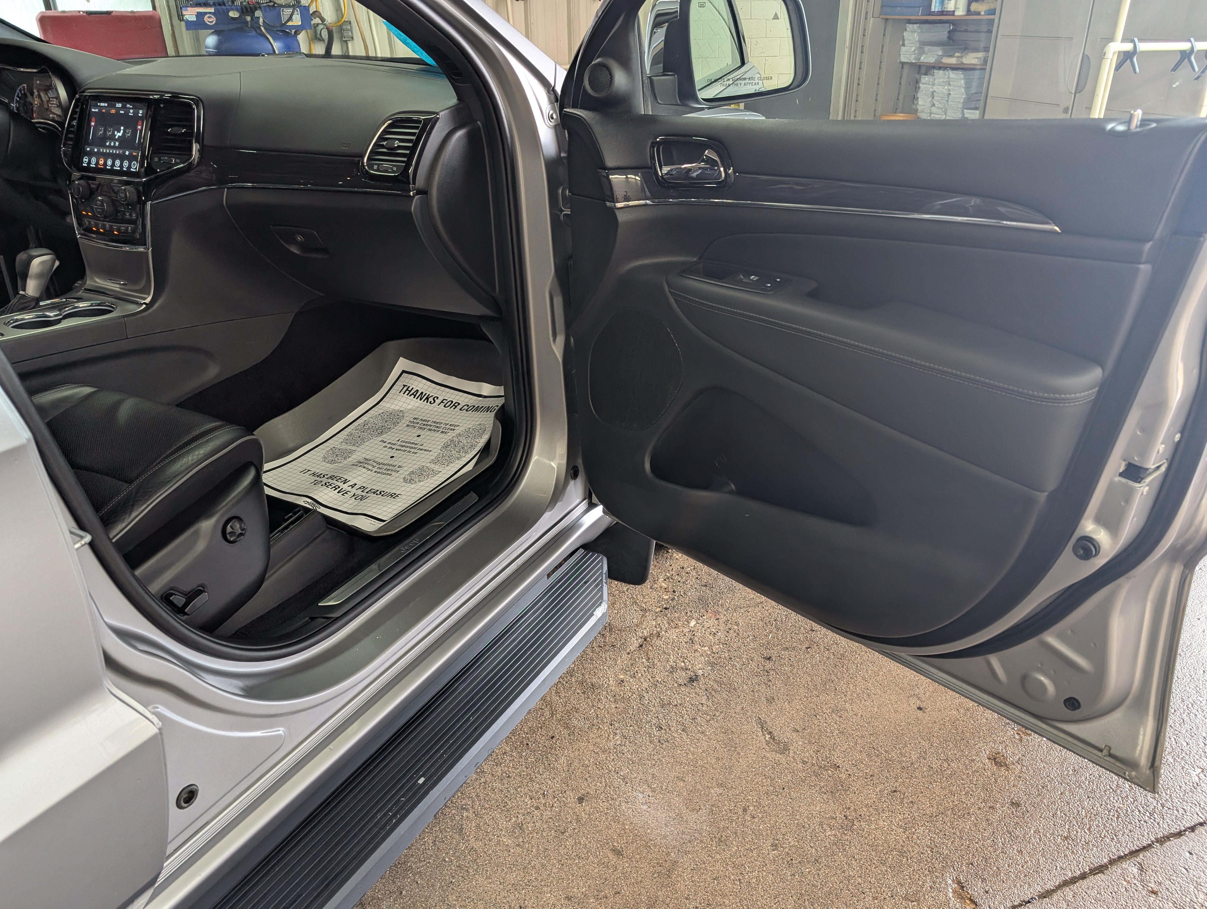 Used 2019 Jeep Grand Cherokee Overland AWD/4WD image 6
