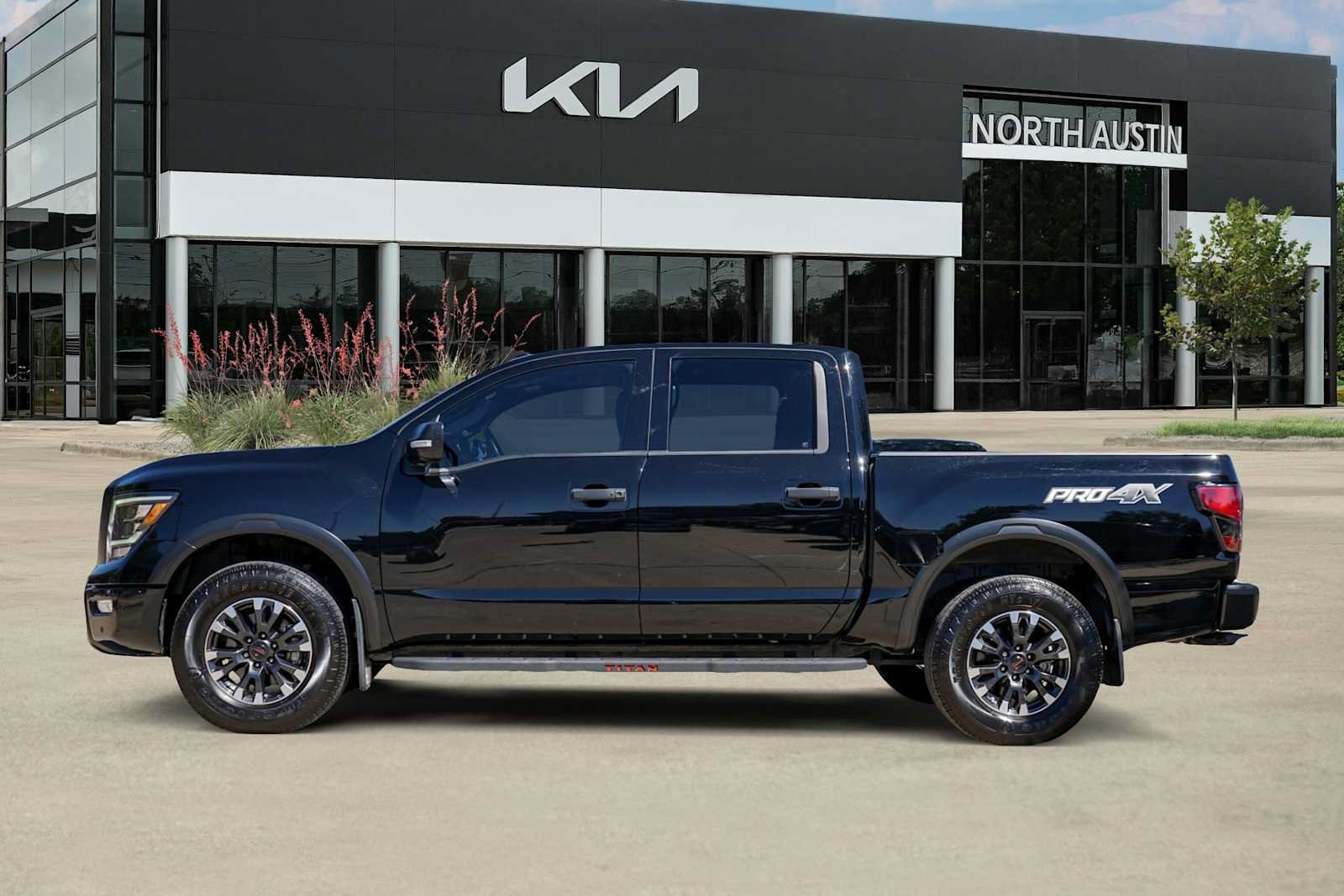 Used 2021 Nissan Titan PRO-4X w/ Pro-4x Convenience Package AWD/4WD image 3