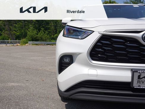 Used 2023 Toyota Highlander XLE AWD/4WD image 14