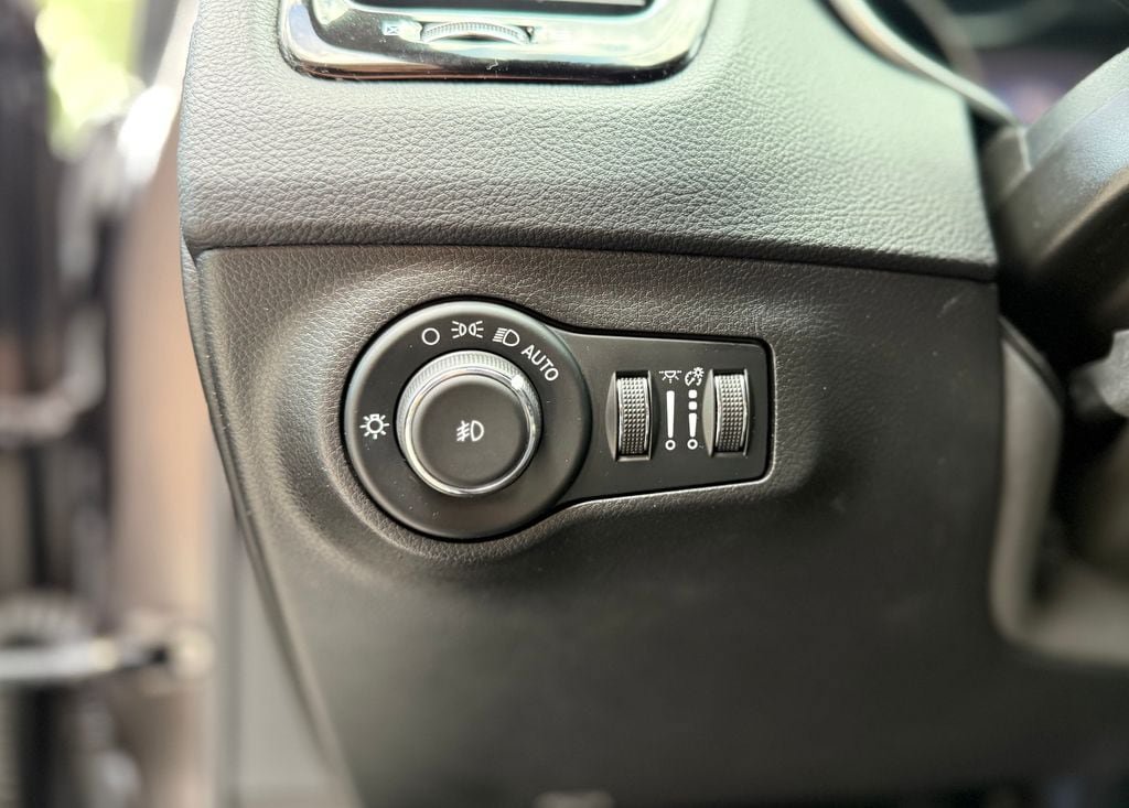 Used 2020 Jeep Compass Limited w/ Luxury Seat Group AWD/4WD image 24