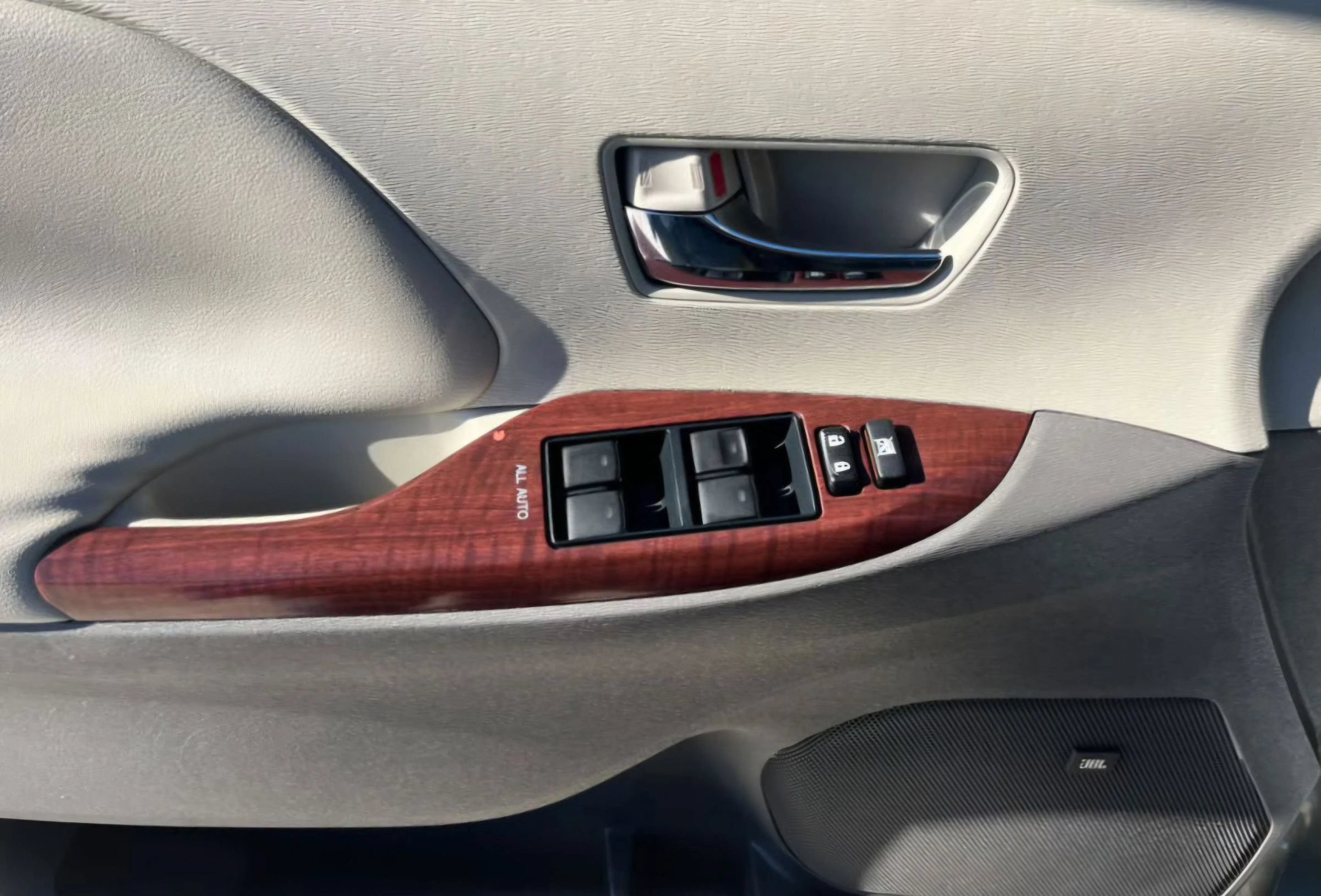 Used 2011 Toyota Sienna XLE w/ XLE Navigation Pkg FWD image 19