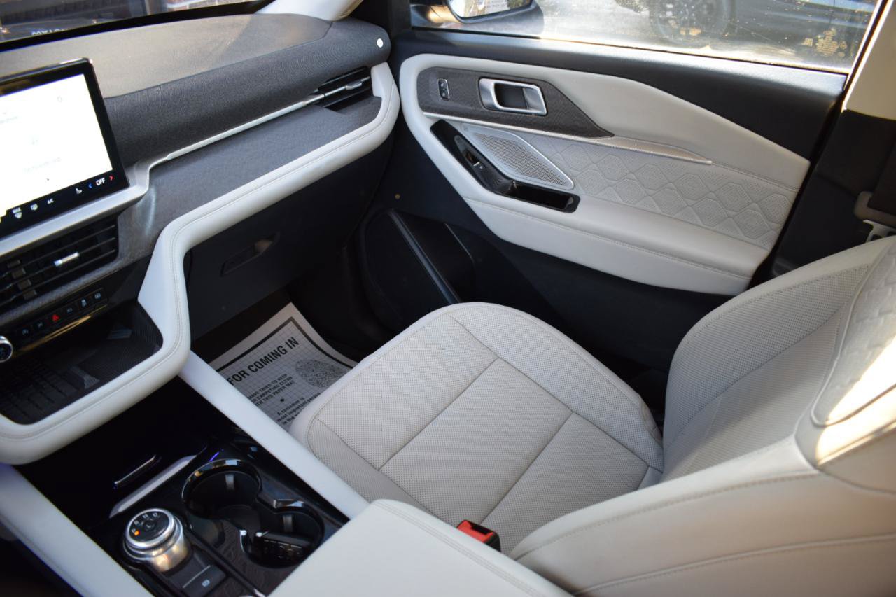 Used 2025 Ford Explorer Platinum w/ LUX Leather Package AWD/4WD image 25