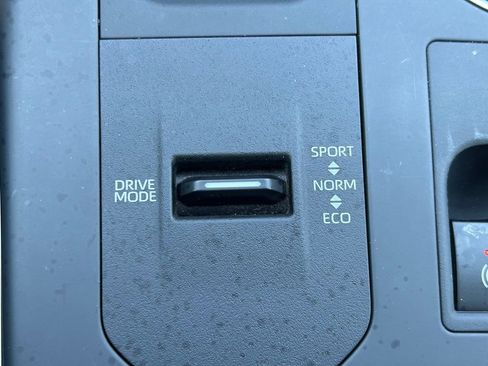 Used 2025 Toyota Highlander XLE FWD image 30