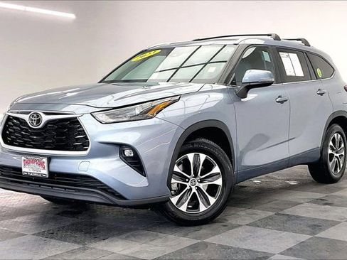 Used 2023 Toyota Highlander XLE AWD/4WD image 12