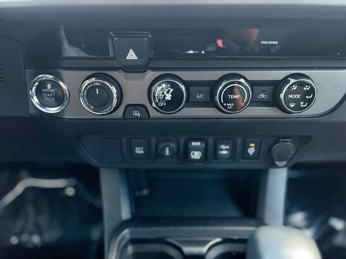 Used 2018 Toyota Tacoma TRD Off-Road AWD/4WD image 30