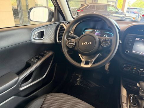 Used 2025 Kia Soul LX w/ LX Technology Package FWD image 29