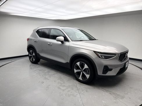 Used 2024 Volvo XC40 B5 Plus AWD/4WD image 7