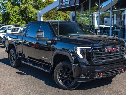 Used 2025 GMC Sierra 3500 AT4 w/ Technology Package AWD/4WD image 2