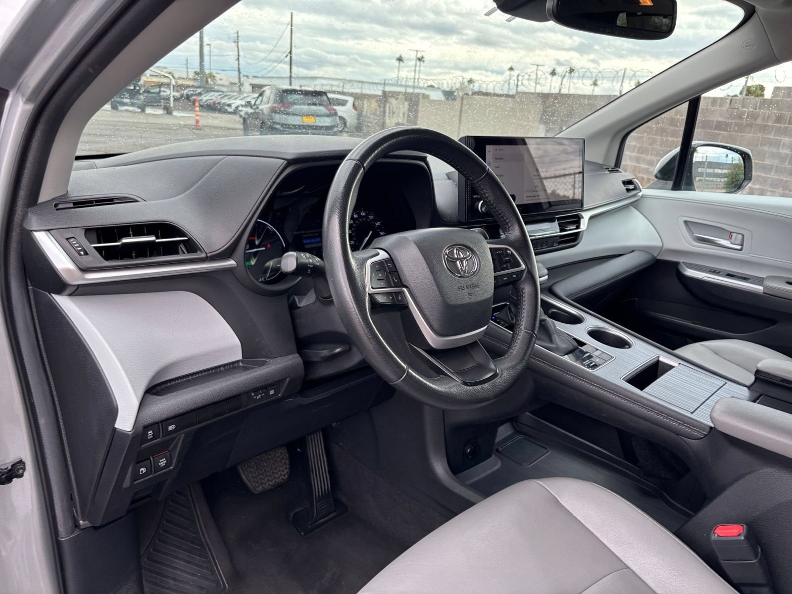 Used 2025 Toyota Sienna XLE FWD image 36
