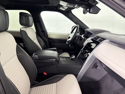 Used 2024 Land Rover Discovery Metropolitan Edition image 28