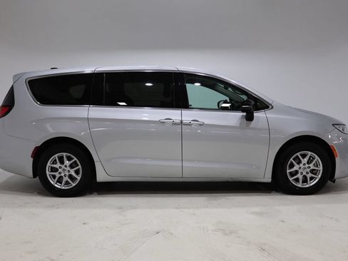 Used 2024 Chrysler Pacifica Touring-L FWD image 9