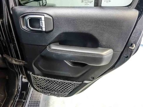 Used 2018 Jeep Wrangler Unlimited Sahara AWD/4WD image 31